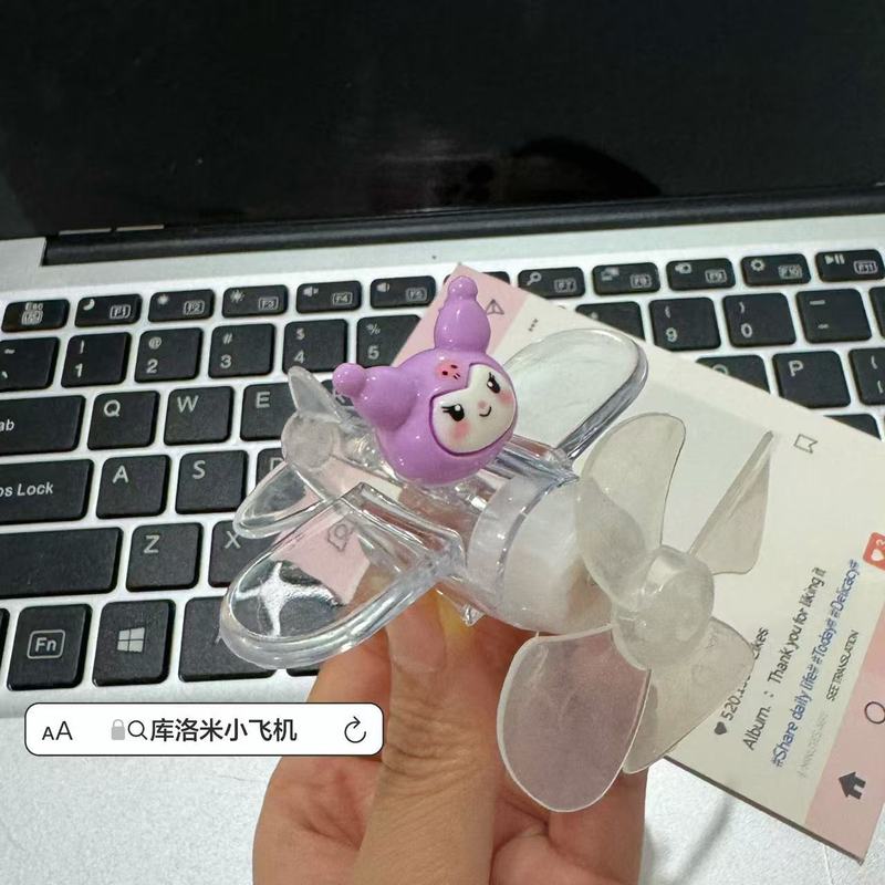 车载摆件风力旋转kt猫发光发电小飞机电动车光彩灯自行车头盔|undefined