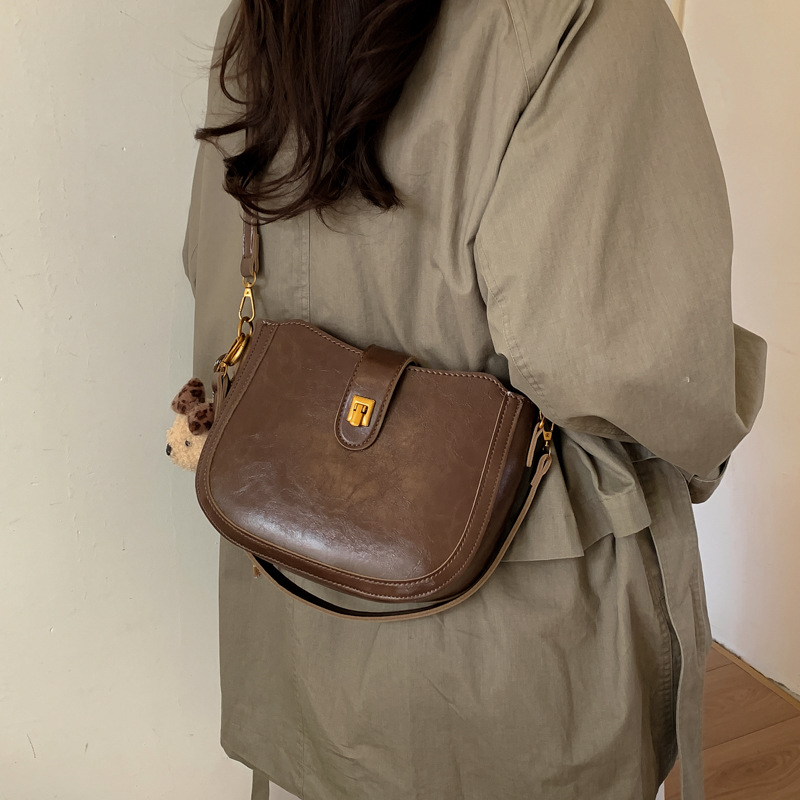 Vintage cera de piel debajo de la axila bolso de cubo bolso de viaje para mujeres otoño y invierno 2025 nuevo estilo coreano mochila de hombro casual