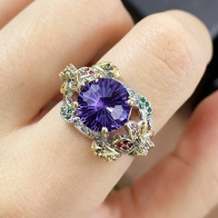 レトロなイタリアの二色の金の工芸の手は花火をはめ込んで紫のダイヤモンドの指輪の女性の多彩な花の宝の指輪を切ります。