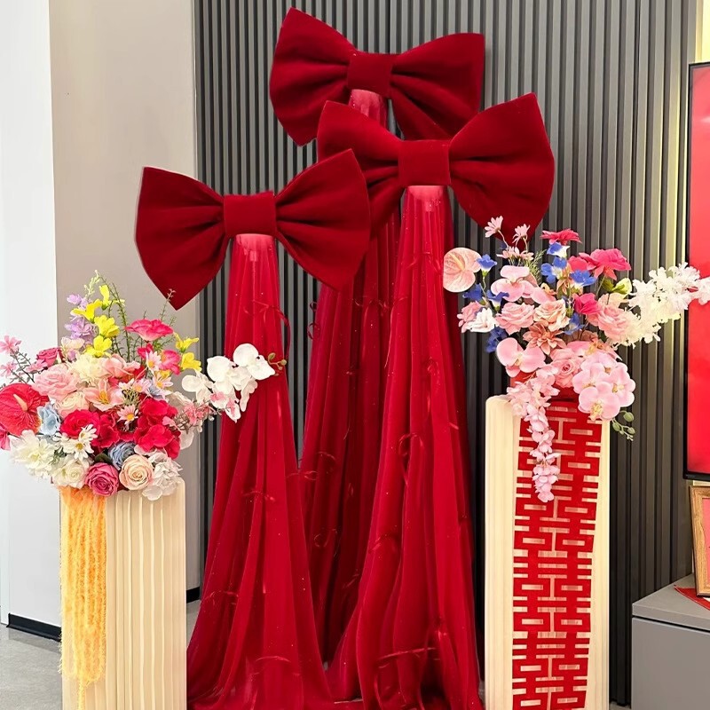 結婚式の部屋のレイアウト、女性の寝室、男性の新しい家のリボン、大きな赤いベルベットのベッドサイドの花、結婚式の装飾セット|undefined