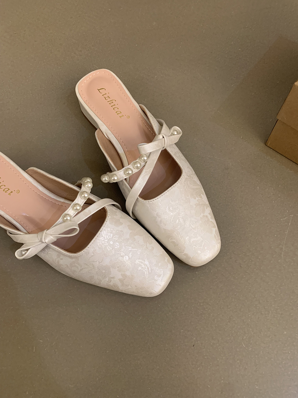 2025 New Summer Women's Closed-Toe Sandals Fashionable Versatile Daily Commute High-End Half Slippers Square Toe_vogvips.com