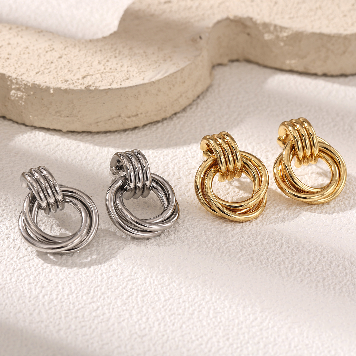 Alta sensación de nicho de acero dorado acero inoxidable pernos de acero titanio geometría exagerada moda femenina personalidad auriculares