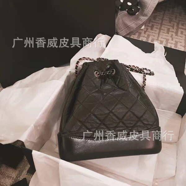 Capacious retro one-shoulder bag with diamond pattern