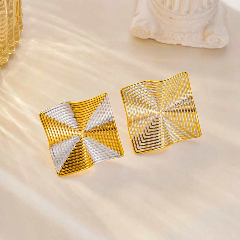 TENA Europa y los Estados Unidos transfronterizos inswind red roja geometría de diseño de rayas de rayas auriculares lujosas de alta calidad pendientes de acero de titanio