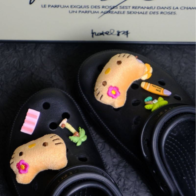 新しい夏の黒革ハローキティ漫画かわいい下駄靴花靴バックル DIY 靴アクセサリークロスに適応|undefined