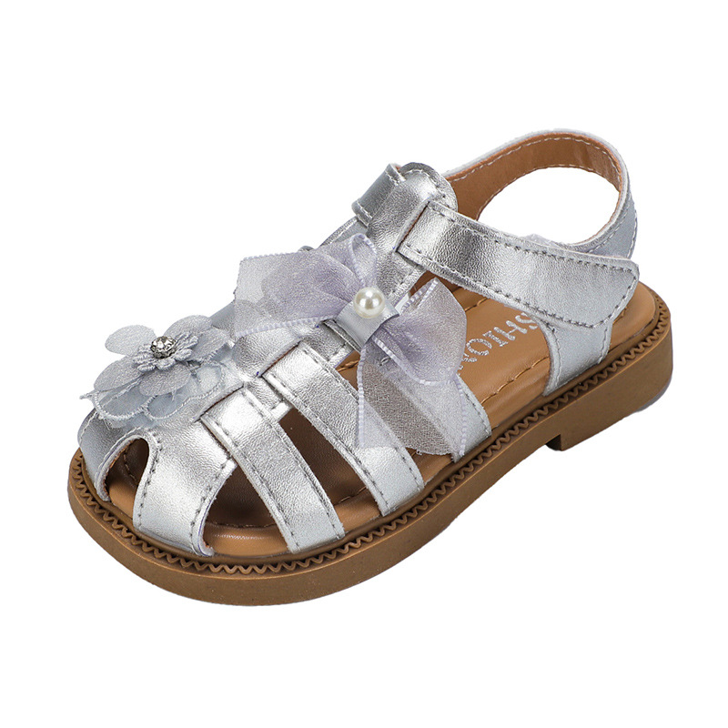 Sandálias huecas para niñas 2026 verano nuevo estilo de moda infantil versátil princesa zapatos de playa de arco suave
