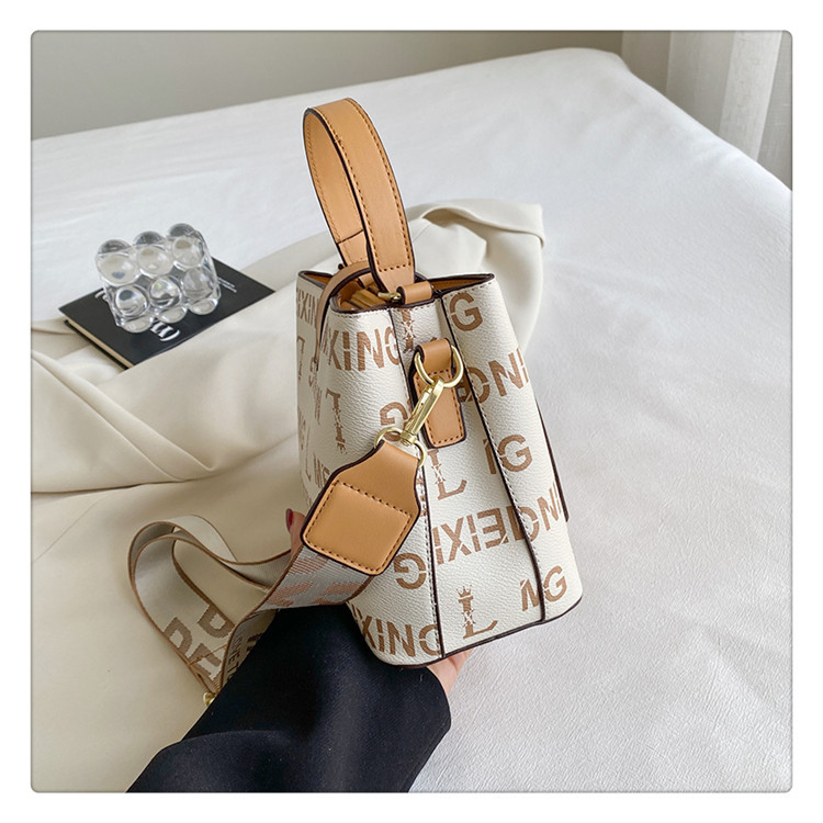 2023 Autumn New Live Broadcast Good Large Capacity Women's Single Shoulder Crossbody Bag Letter Retro Wide Shoulder Strap Bag for Women_voghion.com