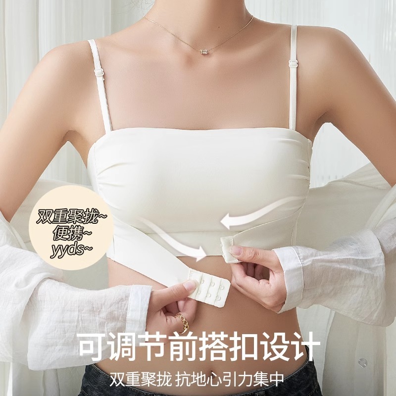 肩ひものない下着の女性は滑り止めの大きな胸を集めて、光を防ぎます。|undefined