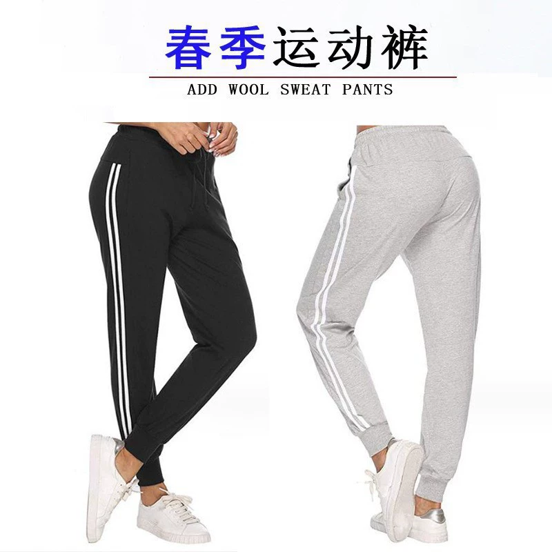 Производитель продаёт всесезонные спортивные штаны-шаровары в стиле casual с боковыми полосками для пар.