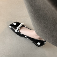 �¿�ͷ��ţƤ���������ߵ�Ь~��ͷǳ�ں�����һ�ŵ�ƽ��Ь����Ů