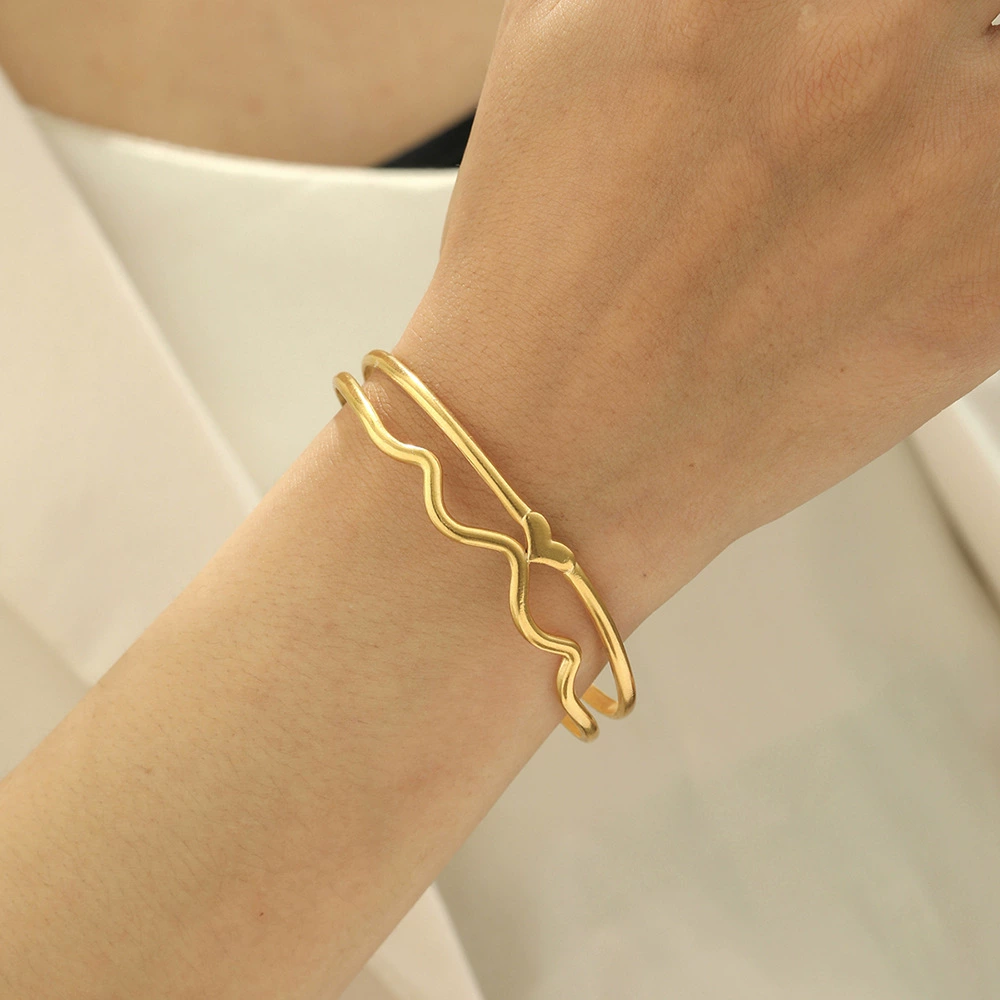 Creative fashionable wavy bracelet stainless steel, European style, simple and elegant design, light luxury style, high-quality style