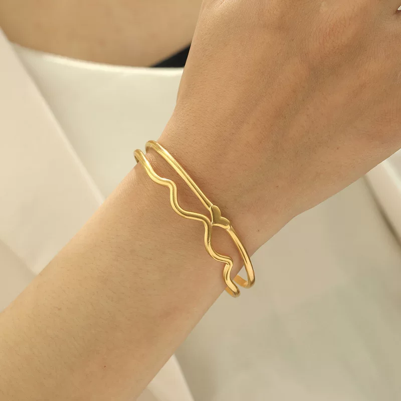 Creative fashionable wavy bracelet stainless steel, European style, simple and elegant design, light luxury style, high-quality style
