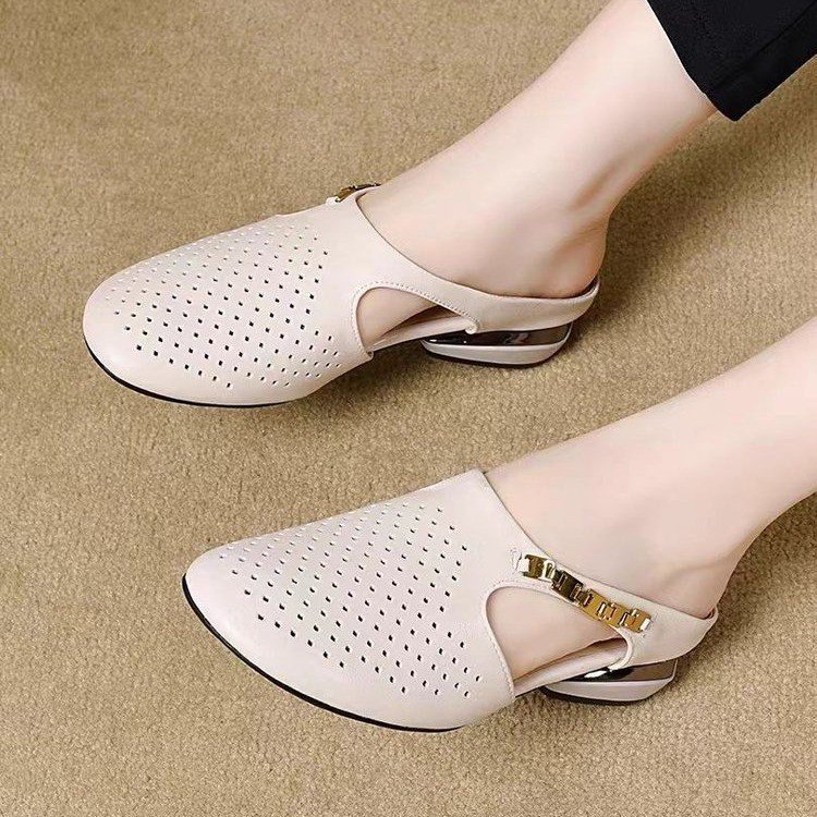 Europa y los Estados Unidos de la misma marca de remaches de metal hebilla de moda sexy zapatillas de talón grueso nuevo perezoso zapatos casuales para mujeres