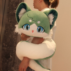 ネットの赤いニャンコのぬいぐるみの人形は誕生日のプレゼントをプレゼントします。