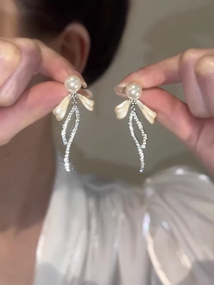 Small design earrings pearl with bow with zircon