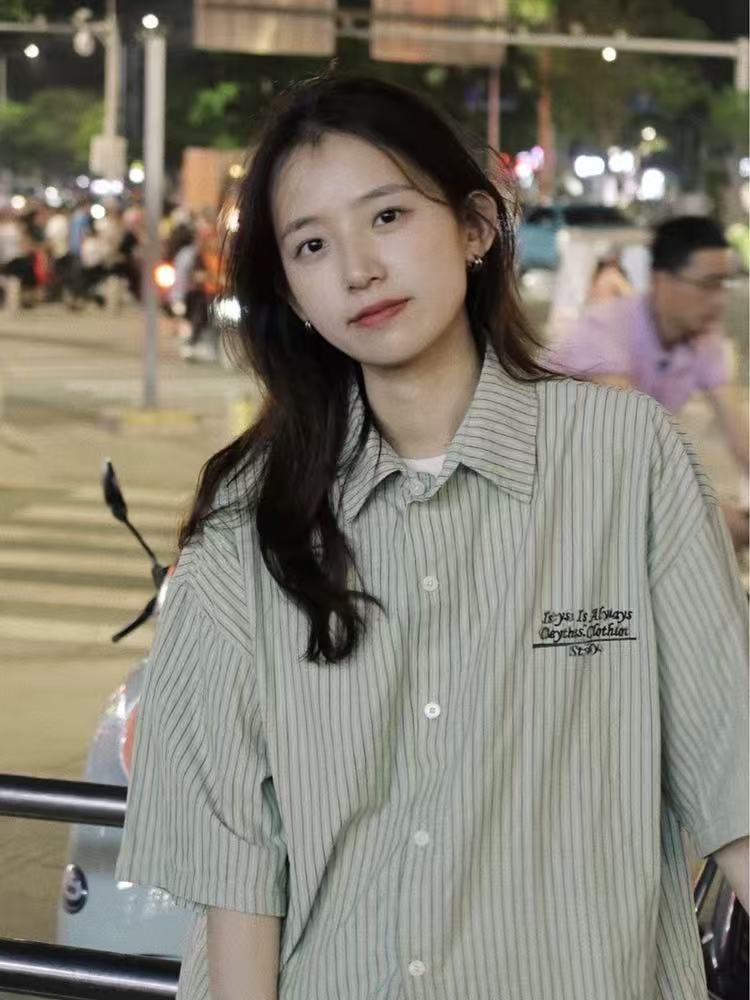 ストライプの半袖のシャツの女子学生の夏の日本のファッションのブランドのゆったりしたレトロな重ね着のカジュアルな工装の刺繍のシャツのファッション