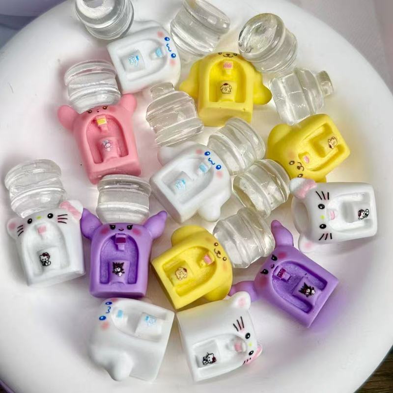 立体漫画サンリオウォーターディスペンサー diy クリーム接着剤樹脂アクセサリー卸売携帯電話ペンダントキーホルダー装飾品|undefined
