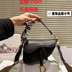 クロスボーダー 2025 新しいトレンディな D ファミリーパームプリントレターサドルバッグレトロハンドバッグワイドショルダーストラップシングルショルダークロスボディバッグ