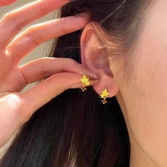 紅葉のイヤリング 女性用 ライトラグジュアリー ニッチデザイン タッセル付き レッドジルコニア 赤い紅葉のイヤリング 花柄 ゴールドの葉のイヤリング