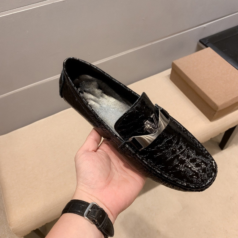 Zapatos de cuajada de cuero brillante, zapatos casuales de cuero de lujo ligero en relieve de tendencia para hombres, suela suave, cómodos zapatos perezosos de negocios de un solo pedal para hombres