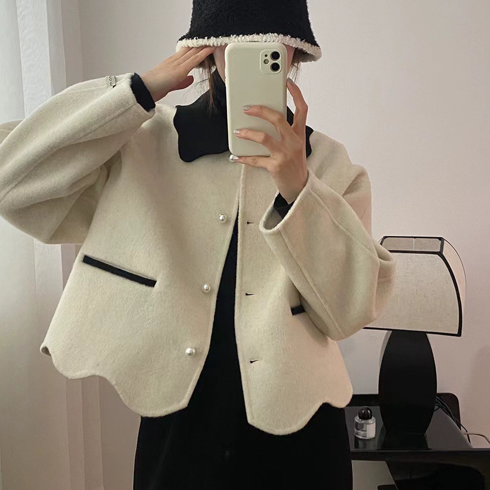 Новая двусторонняя кашемировая куртка для женщин, коллекция Осень/Зима 2024, укороченная модель с контрастным воротником, маленький размер, толстая шерстяная куртка в стиле Chanel.