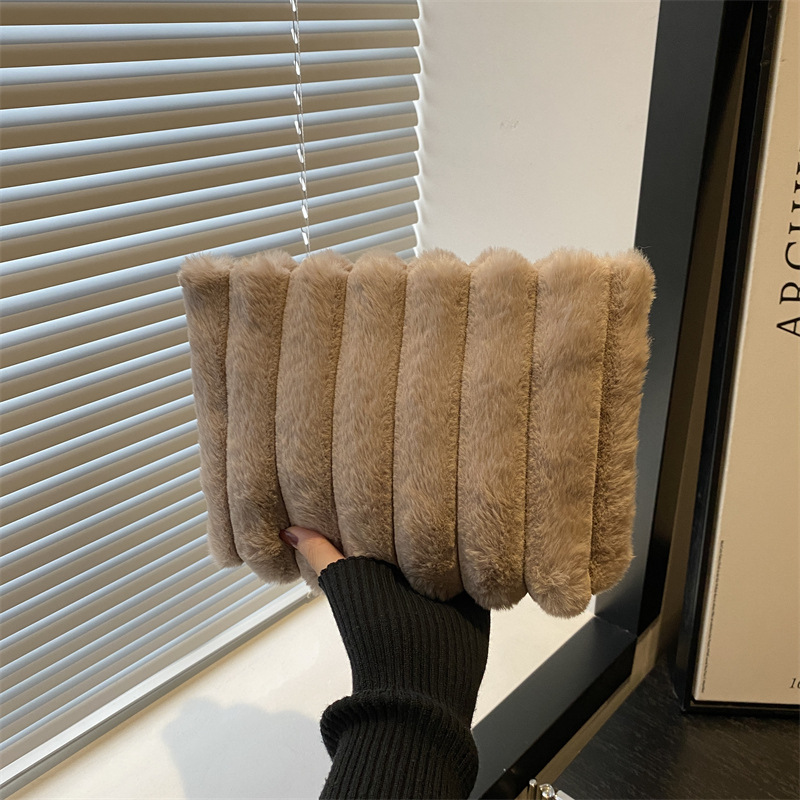 Bolso de mano de felpa de otoño e invierno de gran capacidad 2024 otoño e invierno nuevo estilo de moda y estilo extranjero bolso femenino de lana textura pequeño cuadrado