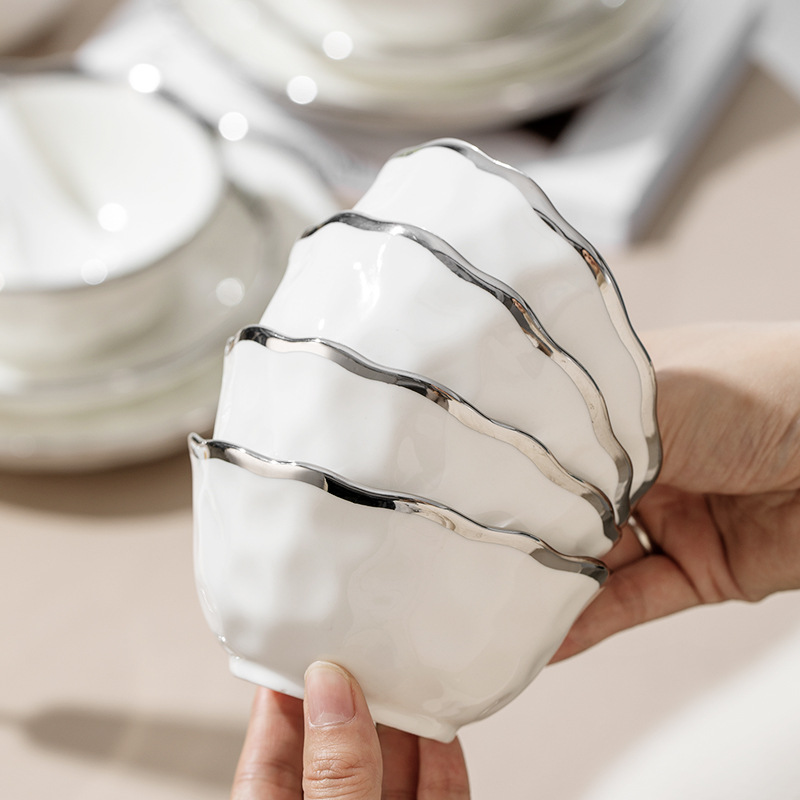 Luz de lujo Borde de plata tazón de cerámica y plato de alto grado martillo patrón vajilla traje hogar inauguración regalo tazón y plato traje al por mayor