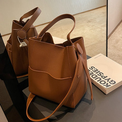 今年流行包包女包新款時尚秋冬寬帶斜挎包簡約手提水桶包