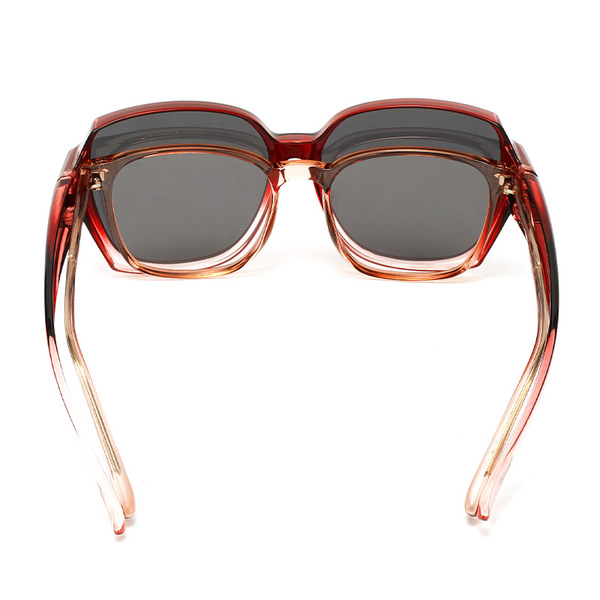 Polarized sunglasses can be worn with myopia glasses