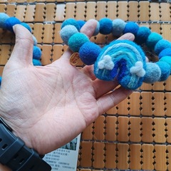 カスタマイズされたウールのポケポケレインボーブレスレット DIY ゾザレオはさまざまなスタイル、色、サイズの立体的な完成品を注文できます