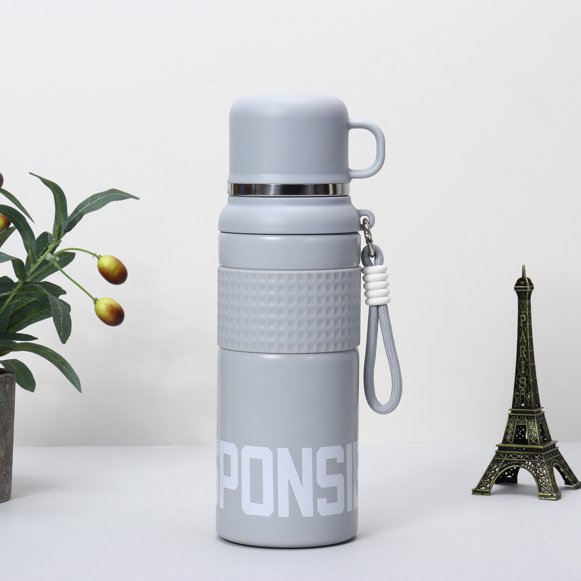 Tetera estofada simple de tres bebidas-gris