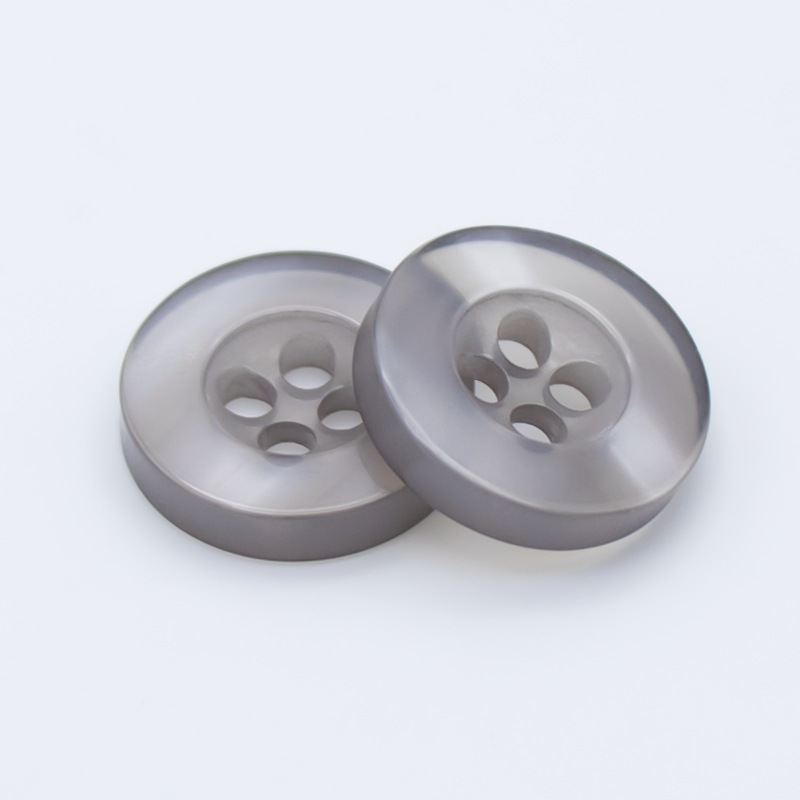 Venta al por mayor de color Botón de camisa de resina hebilla de cuatro ojos transparente blanco y negro Botón de pan teñido en stock botones