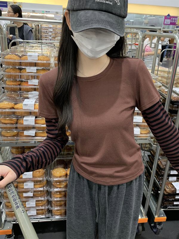 偽の2つのストライプの長袖のtシャツの女性の春秋のデザイン感の小さい大衆の修身の中でとりわけやせている底のシャツの上着を現します。|undefined