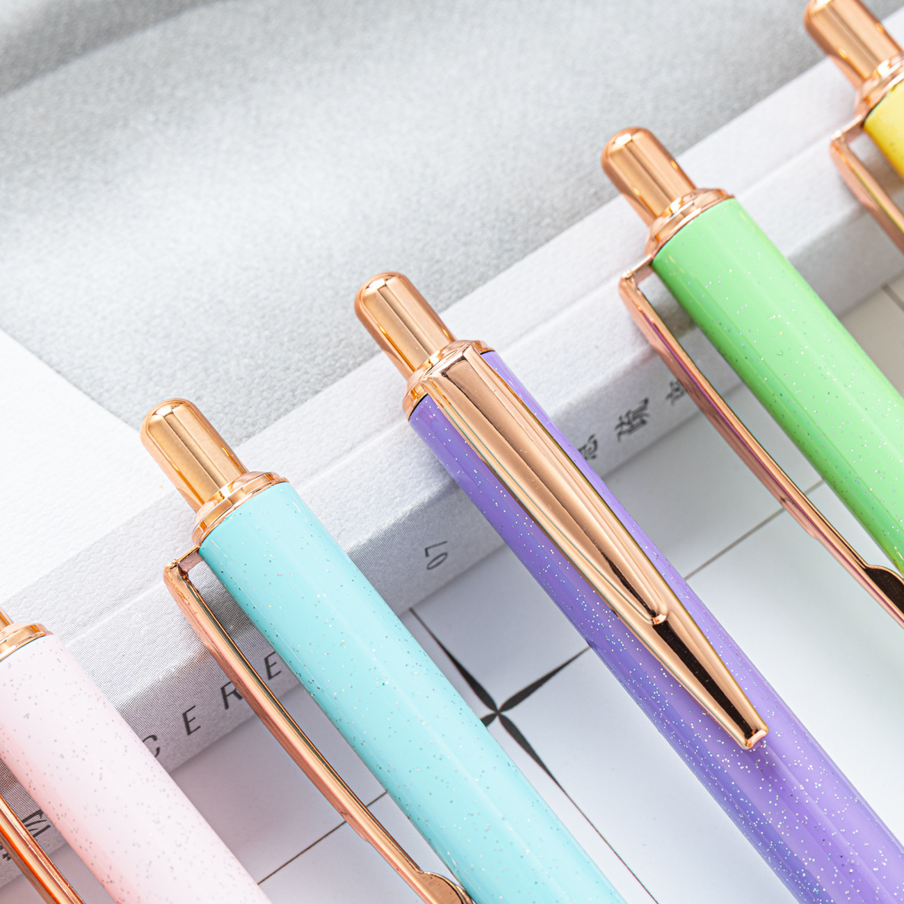 Nuevo bolígrafo de metal de alto valor facial, polvo flash creativo, bolígrafo de papelería de metal para estudiantes en stock