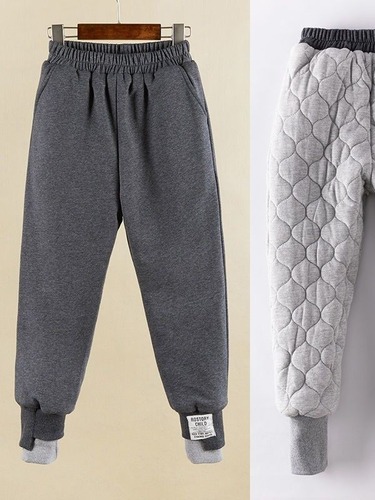 A three-layer padded winter warm-up jogging pants for older children, loose-fitting, suitable for outdoor wear to stay warm during winter.