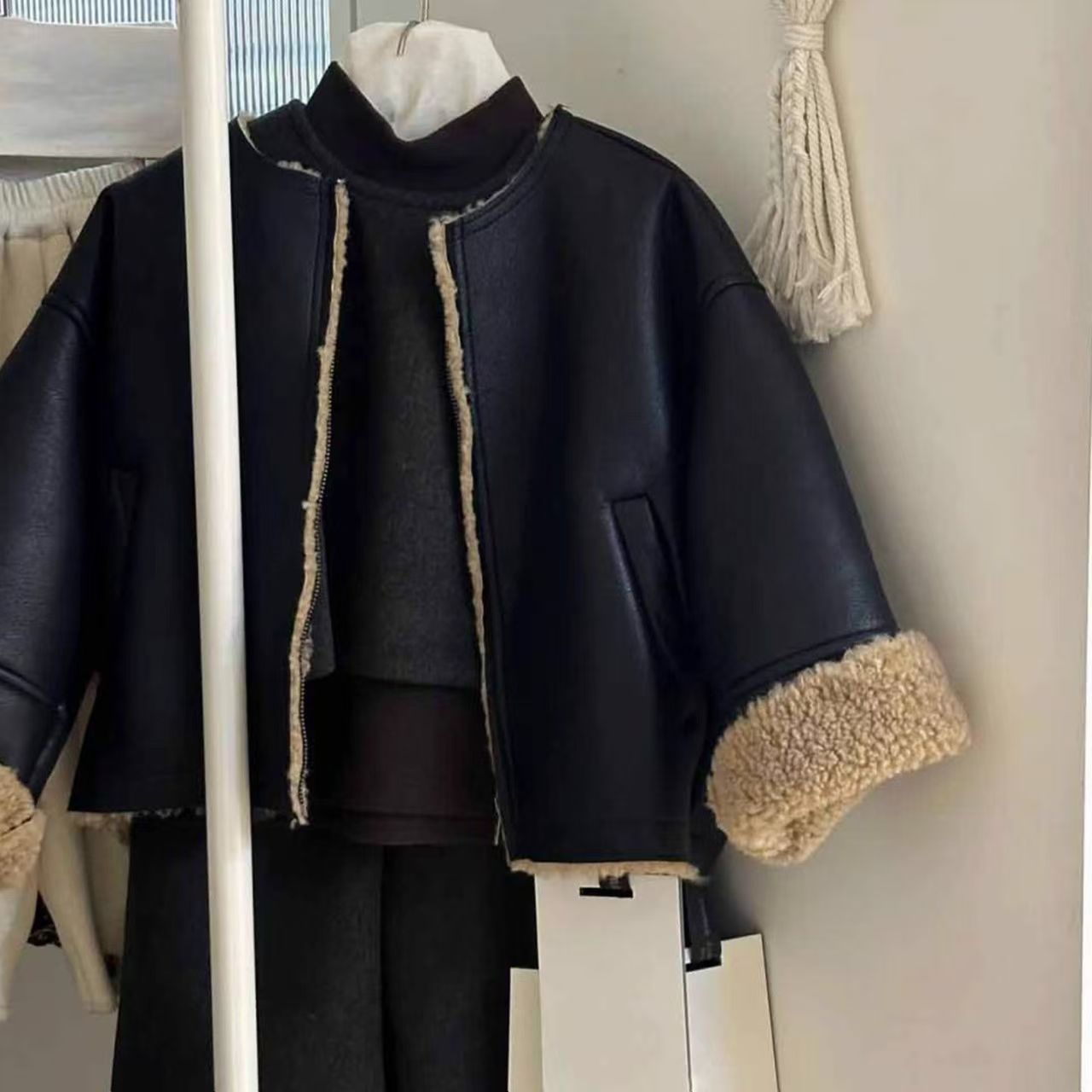 Chaqueta de niñas para niños primavera y otoño 2025 nuevo bebé femenino enorme hermoso negro chaqueta de vestir