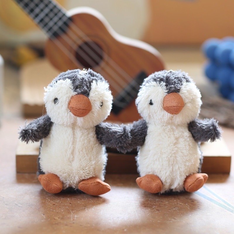 かわいいネットの赤い落花生の小さいペンギンのキーホルダーのペンダントのアイデアのぬいぐるみのペンギンの子供のカップルのかばんは卸売りを飾ります。|undefined