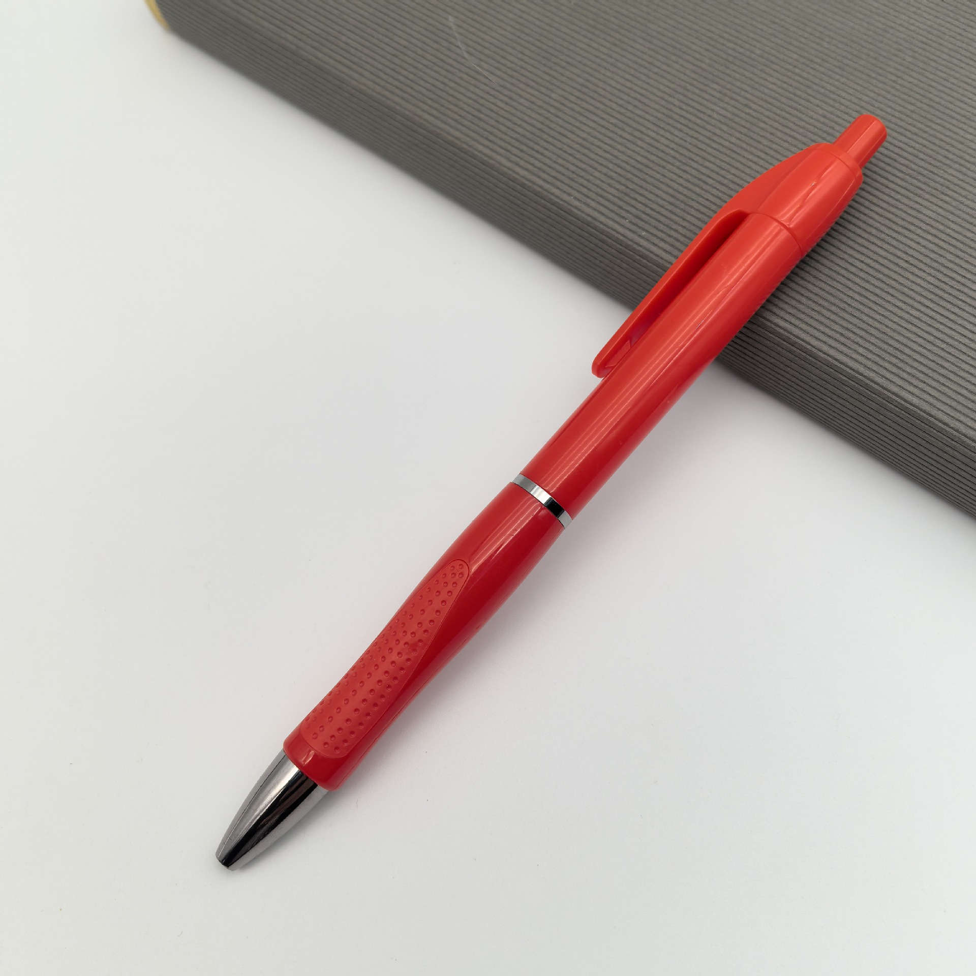 Suministro de bolígrafos publicitarios de plástico de doble formación, bolígrafos publicitarios transfronterizos, bolígrafos publicitarios baratos, venta caliente en Europa