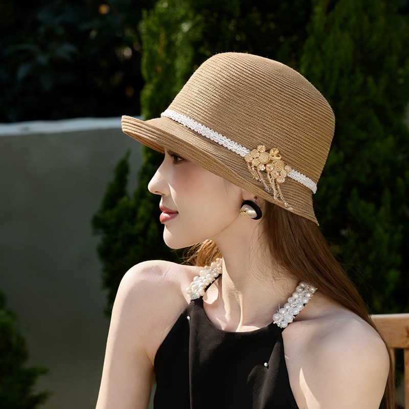 Mũ rơm chống nắng nữ phong cách Chanel, nơ satin ren, trang trí hoa sơn trà, vành rộng che nắng — màu be