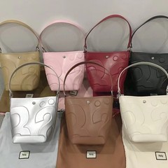 タイラリーレターエンボス加工大容量バケットバッグ 2025 ニッチ新ファッション多用途ポータブルショルダーバッグ