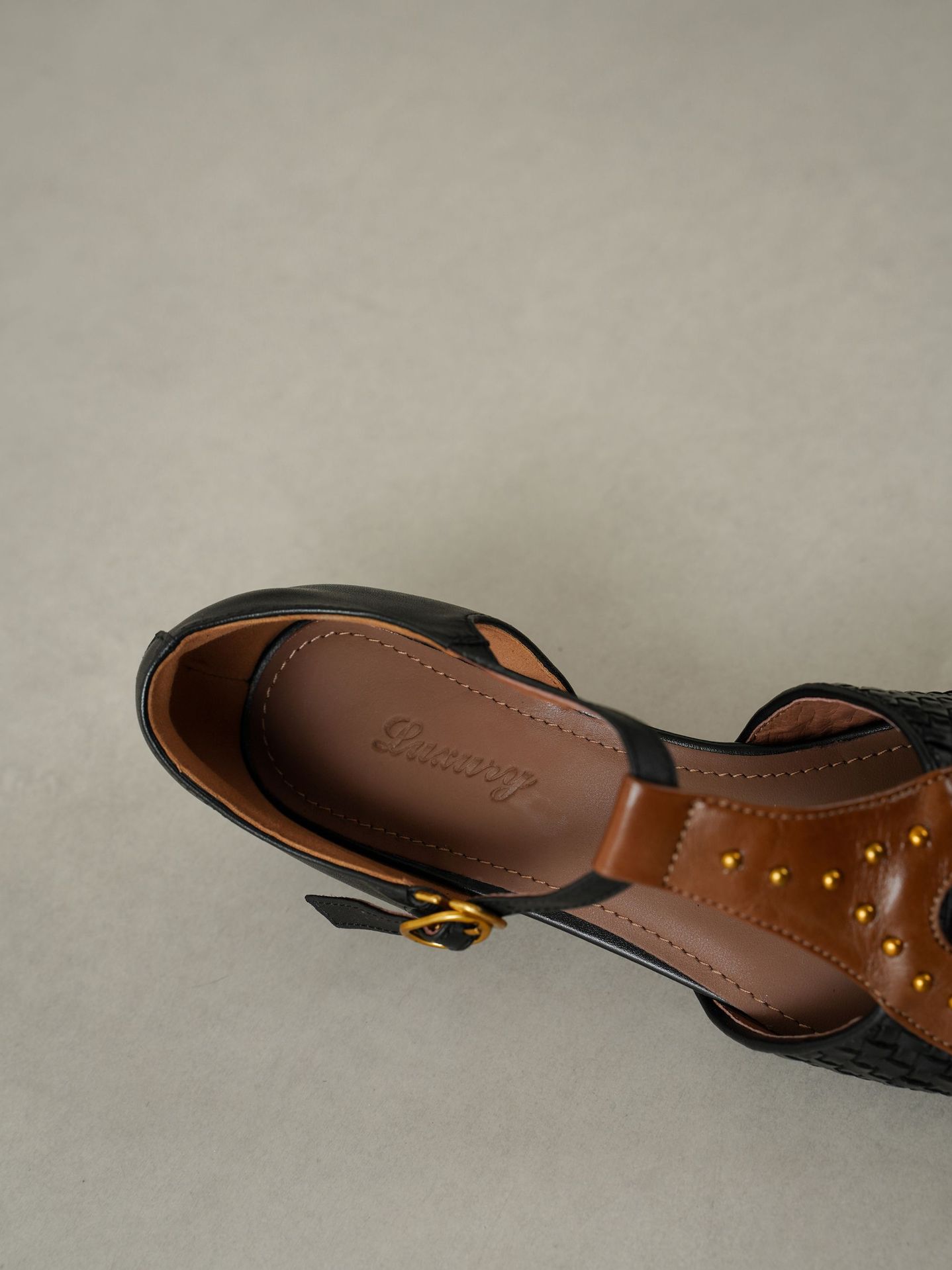 Sandal nữ mũi nhọn gót thấp da bò đinh tán phong cách La Mã — đen chi tiết 21