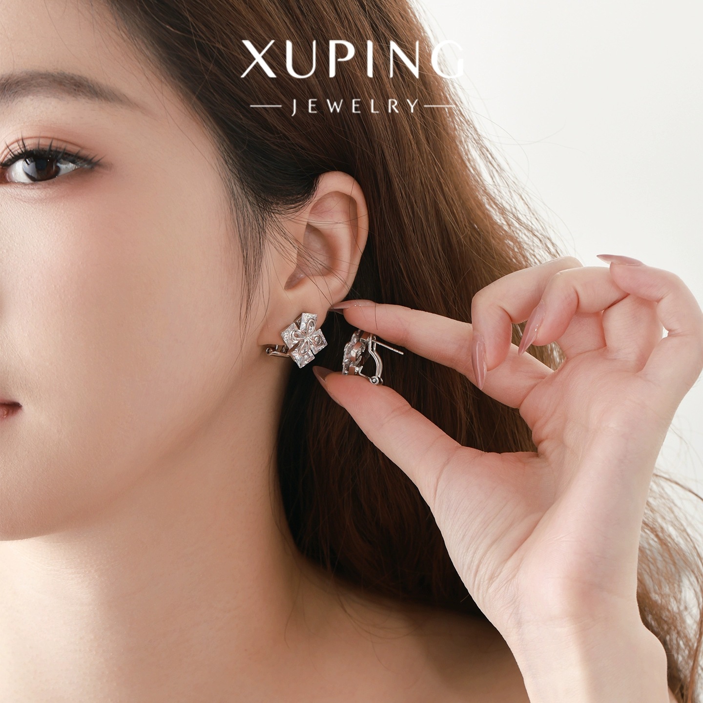 Xuping moda temperamento incrustado de zircon artificial cuatro hojas pernos brillante lujoso ligero pernos otoño invierno pernos