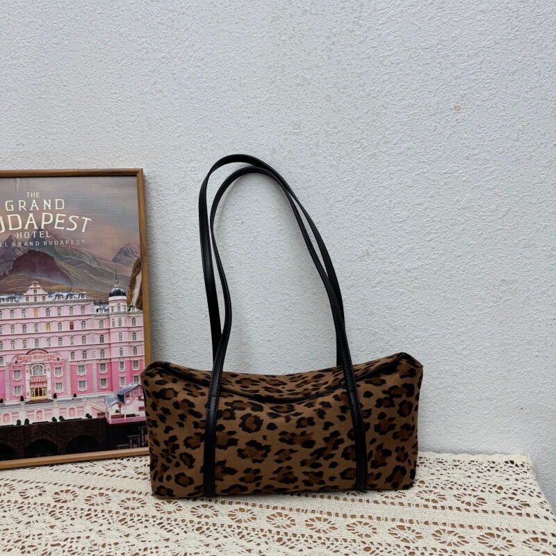 2026 Fall/Winter New Suede Texture Underarm Bag Commuting Matte Suede Shoulder Bag Niche Retro Baguette Bag 2026 Fall/Winter New Suede Texture Underarm Bag Commuting Matte Suede Shoulder Bag Niche Retro Baguette Bag