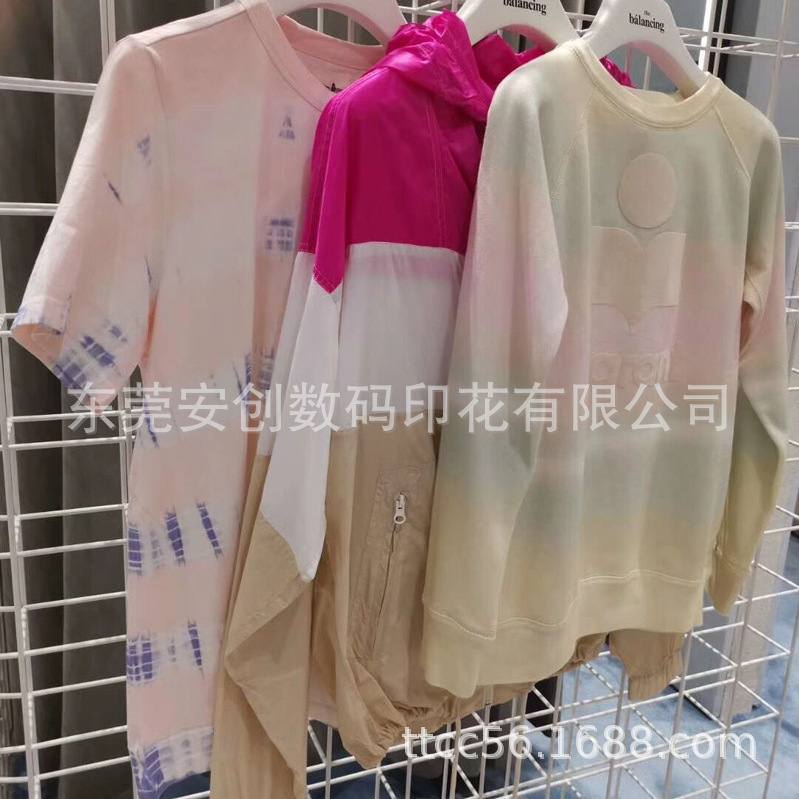 展厅展示女装渐变数码印花