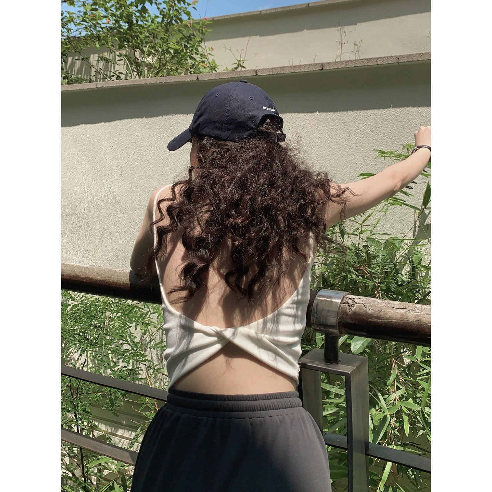 Eun Ou inbyin Женская одежда для специй с открытой спиной топ с нагрудной подкладкой 2023 Новый однотонный Универсальный камзол для женщин