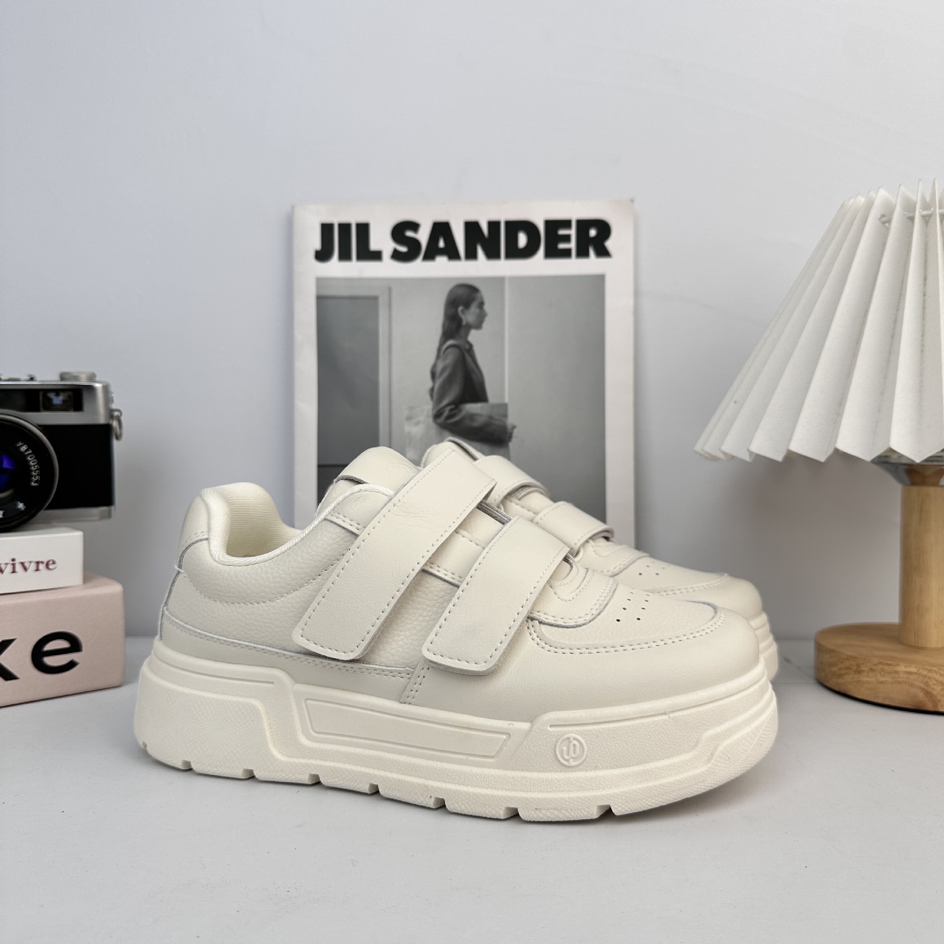 Yuanbo zapatos blancos para estudiantes 2025 nuevos nichos de explosión de zapatos grandes y bonitos, zapatos de skate elevados con suela gruesa