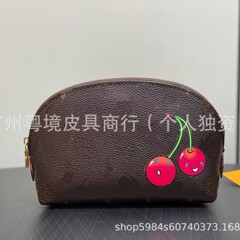 厂家直销2025升级款化妆包经典简约大容量半圆贝壳手拿包