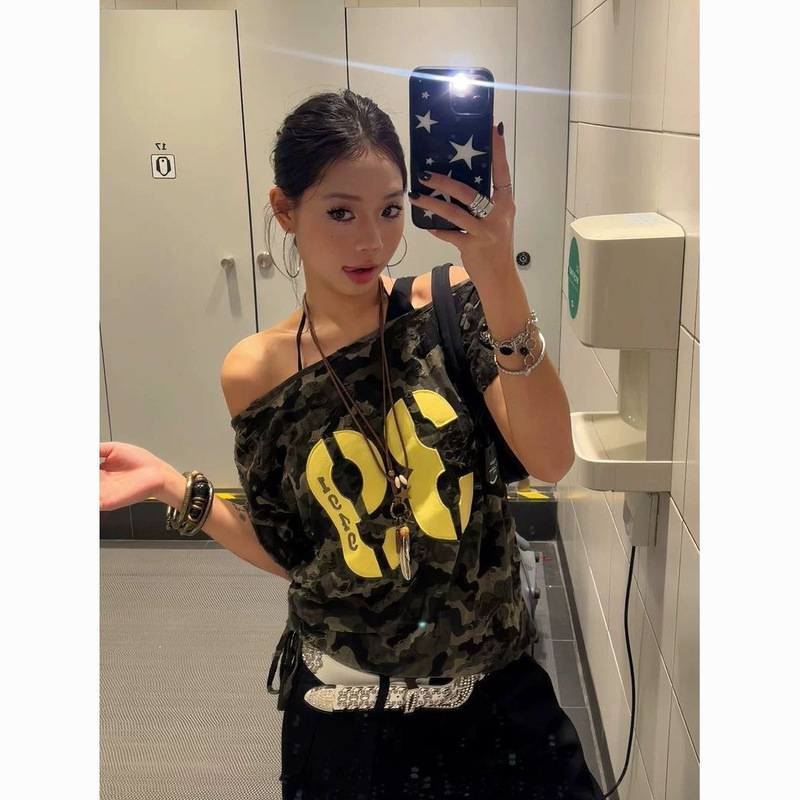 American-style retro camouflage slant shoulder design sense short sleeve hot girl T-shirt women's summer new relaxed-fit all-match slim ins trendy American-style retro camouflage slant shoulder design sense short sleeve hot girl T-shirt women's summer new relaxed-fit all-match slim ins trendy