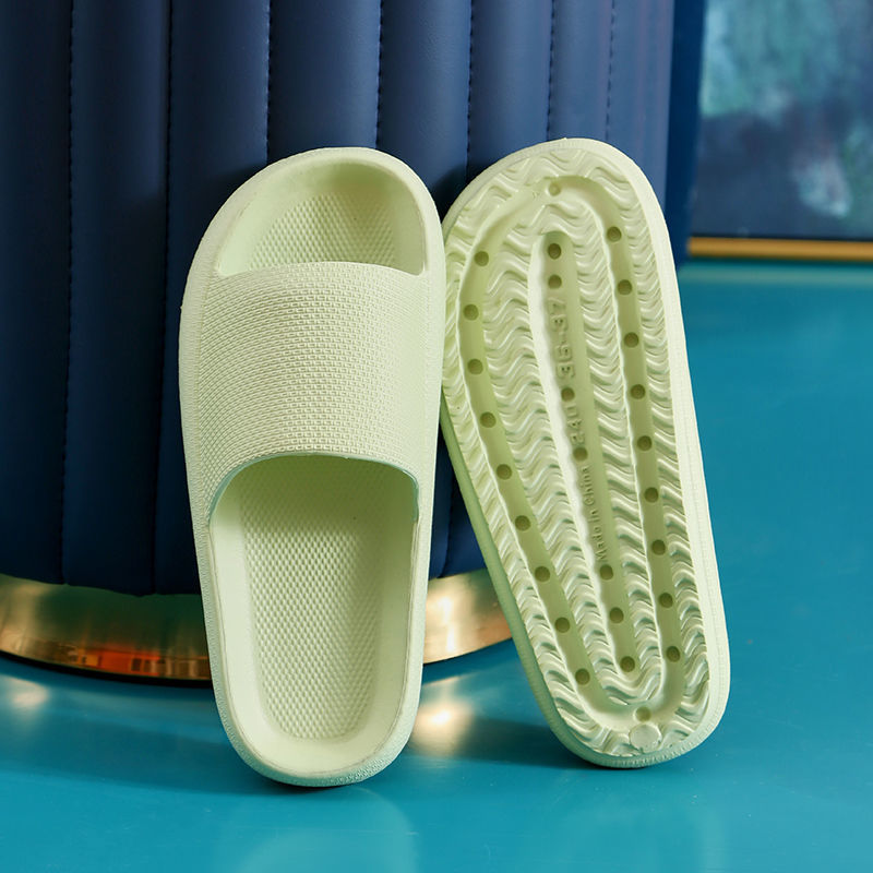 Zapatillas de mierda para hombres en el hogar en verano para salir a la nueva moda para hombres zapatillas frías con suela gruesa pareja