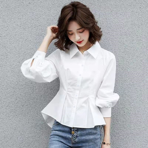 A white long-sleeved single-breasted button-up shirt with a stand-up collar, embodying a Japanese style that is suitable for commuting and provides a slimming, tailored fit.